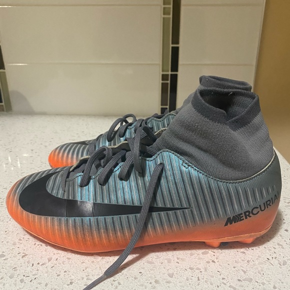 Boys Nike cleats - Picture 2 of 6